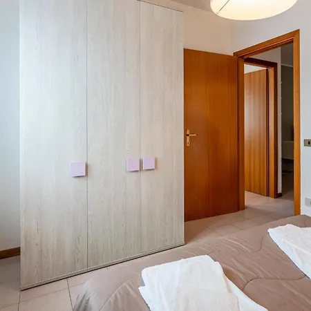 3 Bedroom Gorgeous In Albarella Ro Apartament