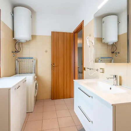 3 Bedroom Gorgeous In Albarella Ro *